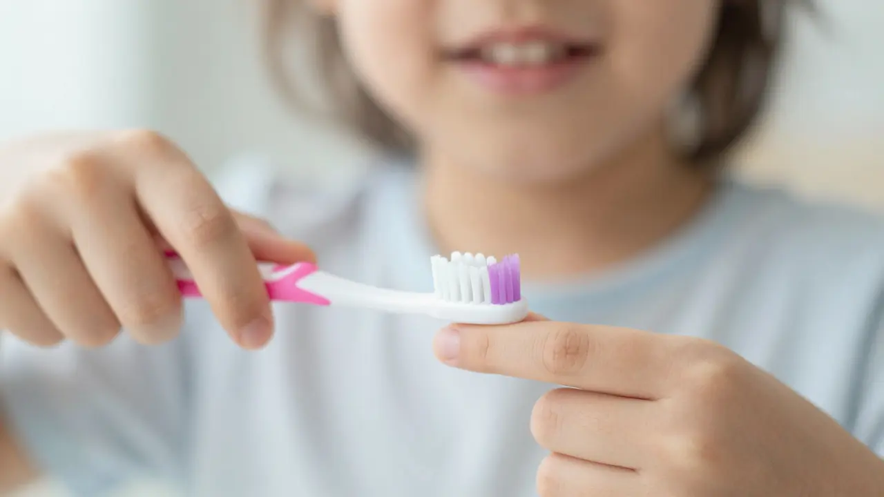 Zubní kámen u dětí: Přírodní řešení a bylinné léky pro bezpečnou prevenci